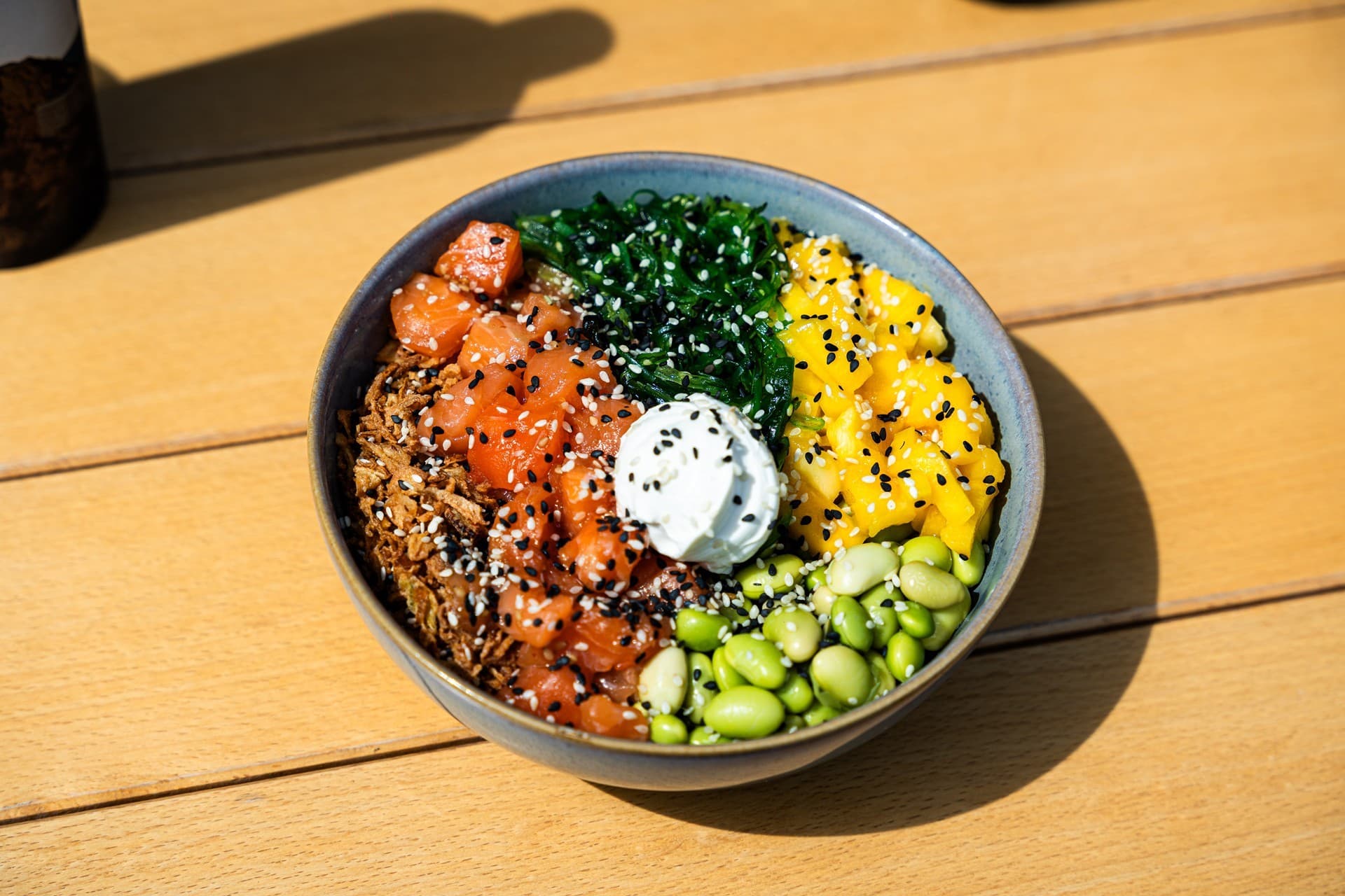 Ingredientes frescos para poke bowl en Coco Vital, Pontevedra