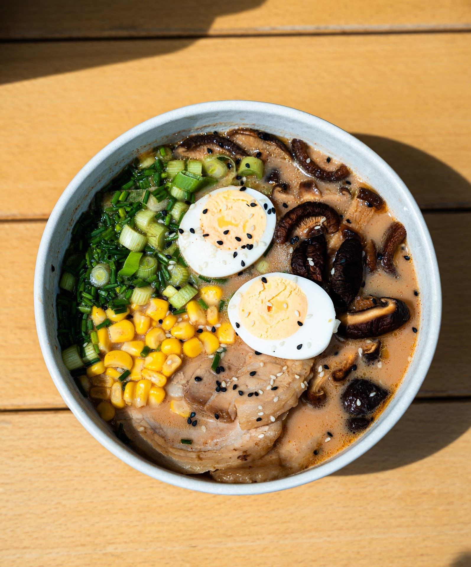 Poke bowl saludable recién preparado en Coco Vital, Pontevedra