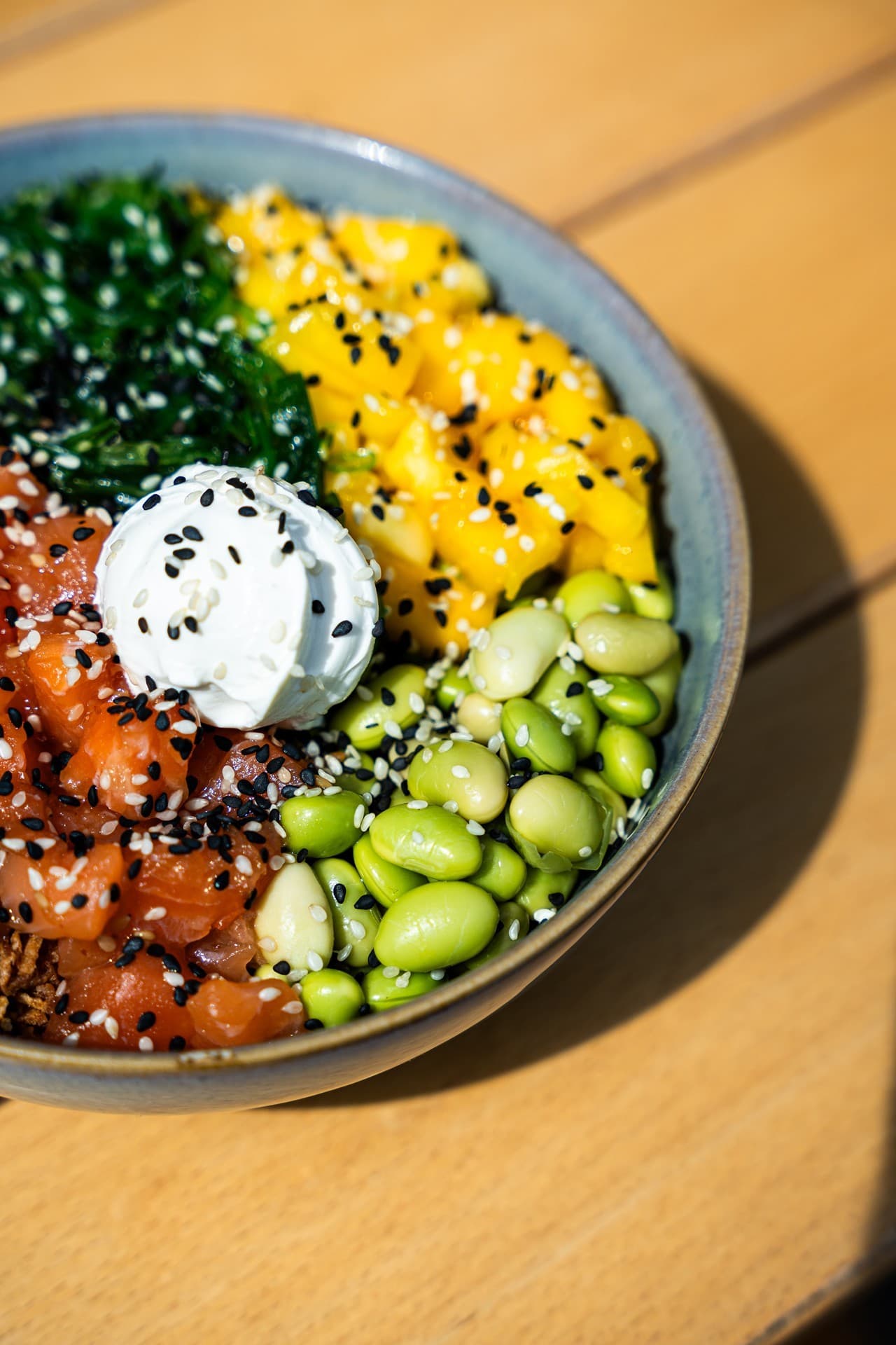 Poke bowl saludable recién preparado en Coco Vital, Pontevedra