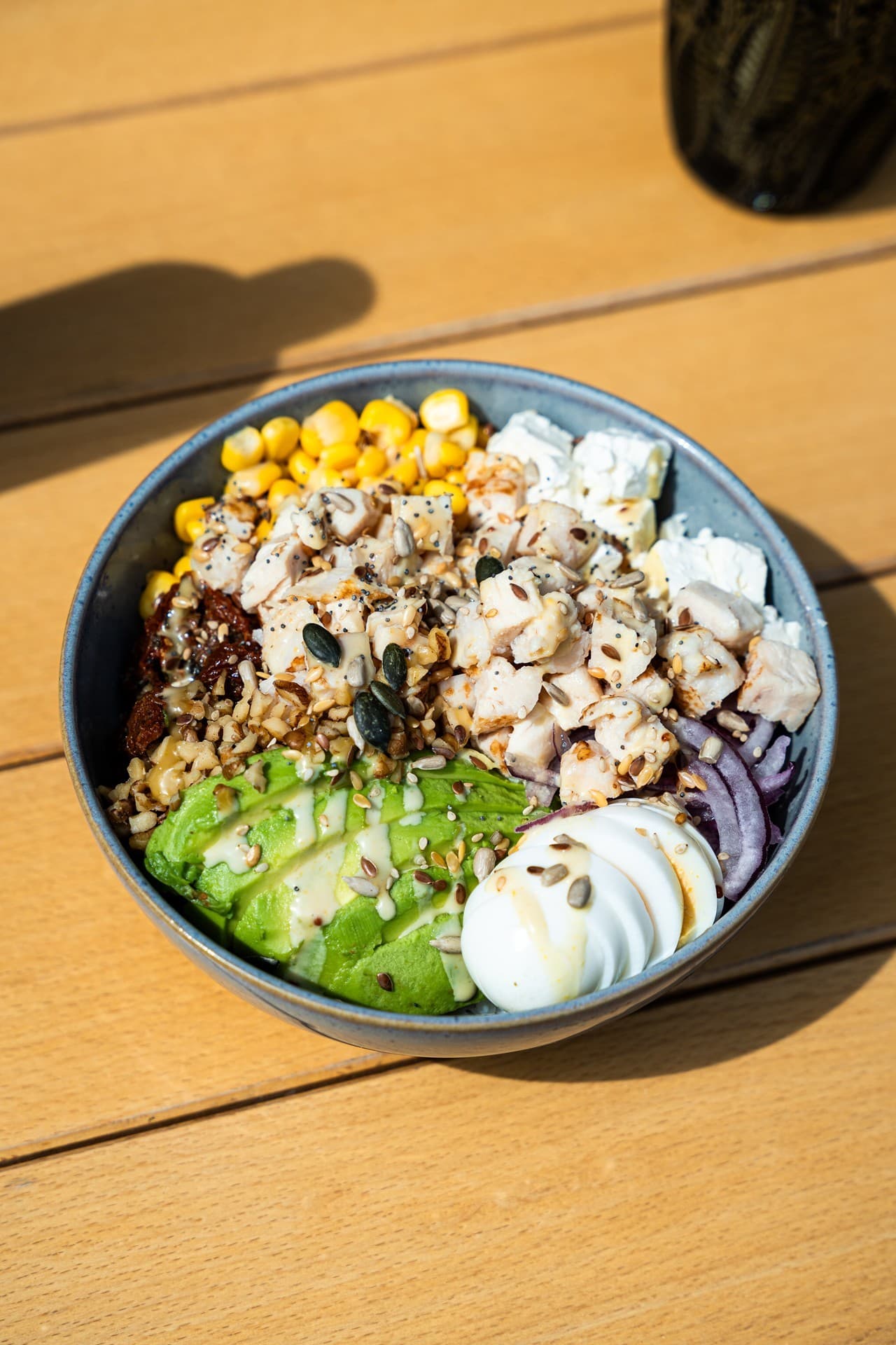 Poke bowl saludable recién preparado en Coco Vital, Pontevedra