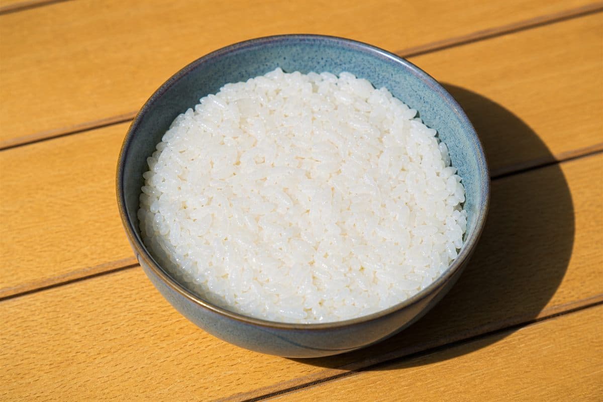 Paso 1: la base de arroz de tu poke bowl en Coco Vital, Pontevedra
