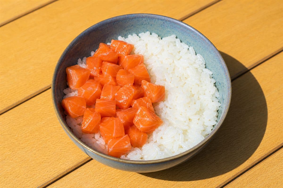 Paso 2: salmón fresco como proteína del poke bowl