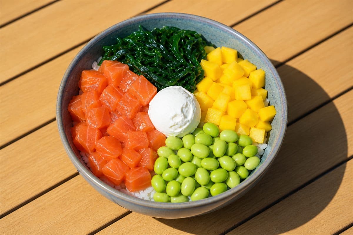 Paso 4: toppings de alga wakame, mango, edamame y queso
