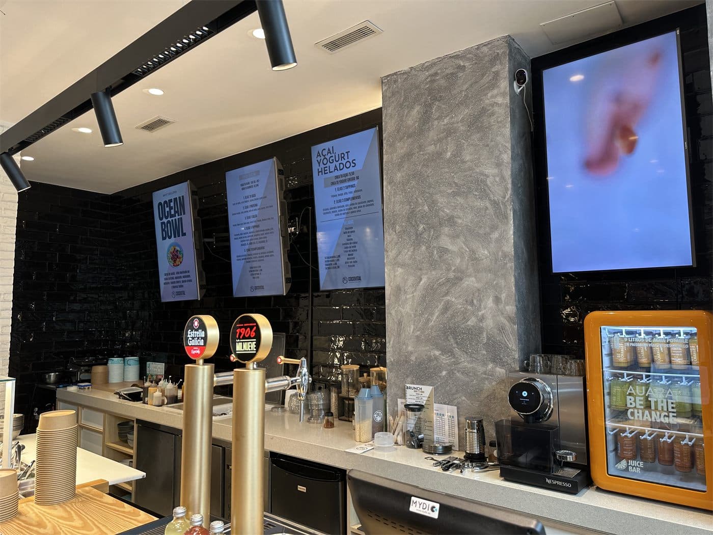 Barra y zona de bebidas de Coco Vital en Pontevedra