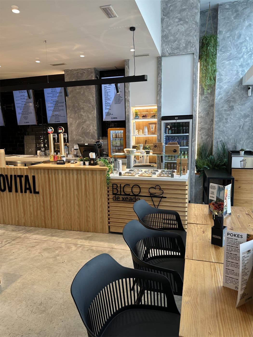 Zona de mesas y decoración de Coco Vital en Pontevedra