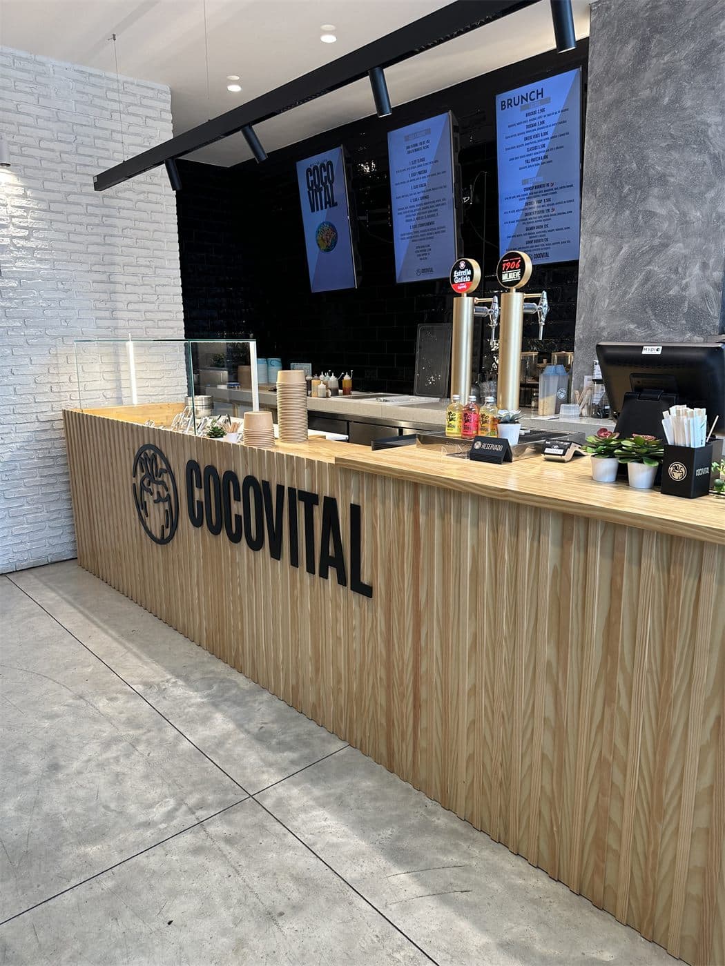 Interior con el rótulo de Coco Vital en Pontevedra