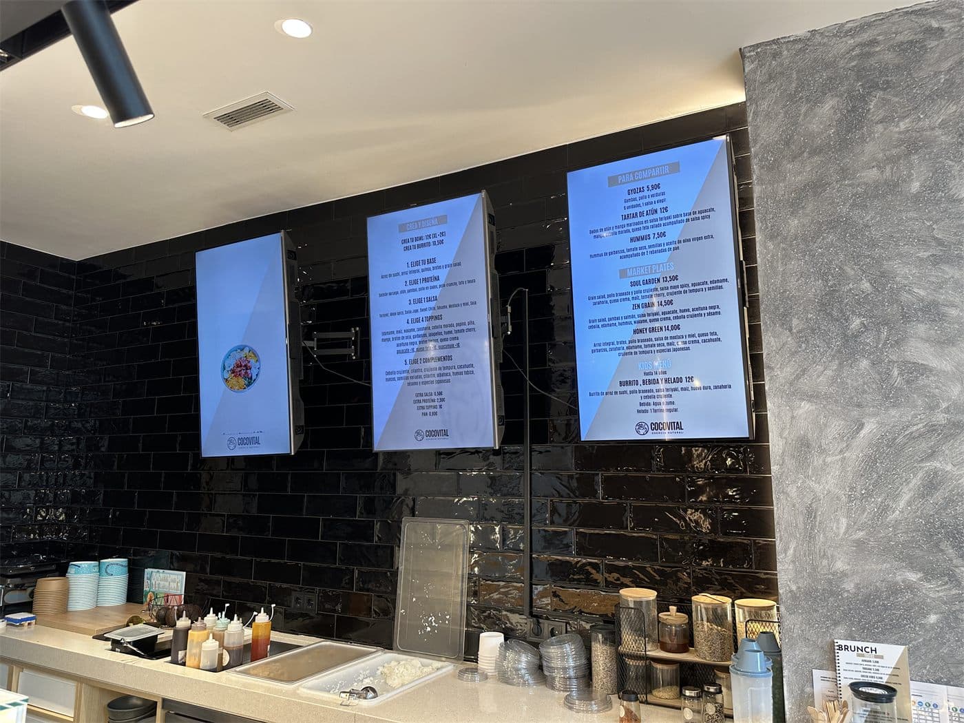 Carta en pantallas del restaurante Coco Vital en Pontevedra